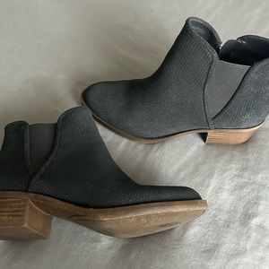 Beautiful Dark grey booties!